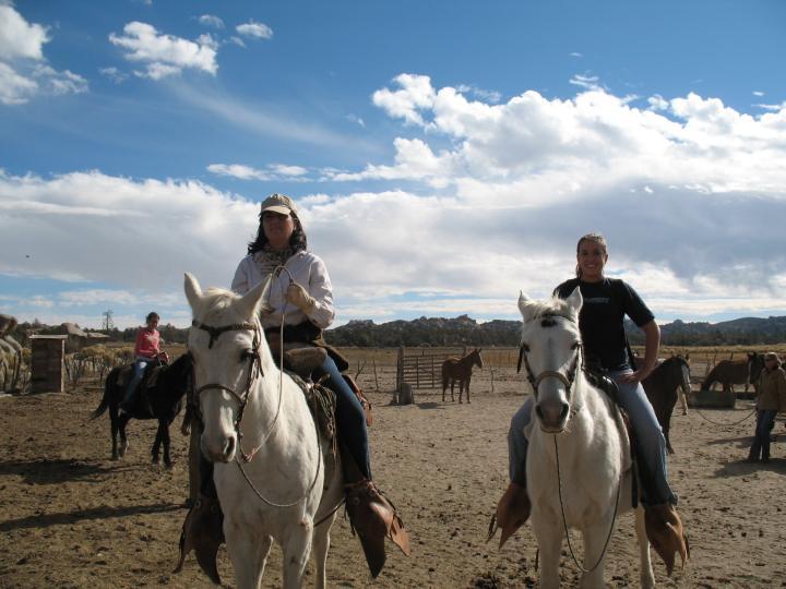 Montando caballos en Tecate, Mexico